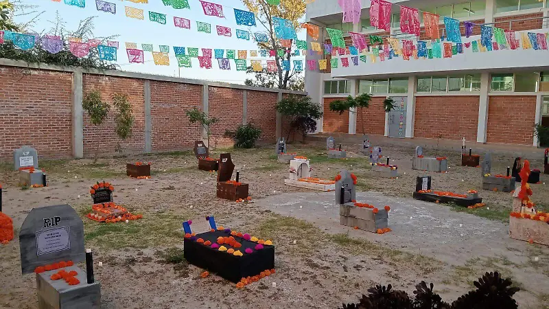 Se colocó una simulación de cementerio en uno de los patios de esta institución educativa